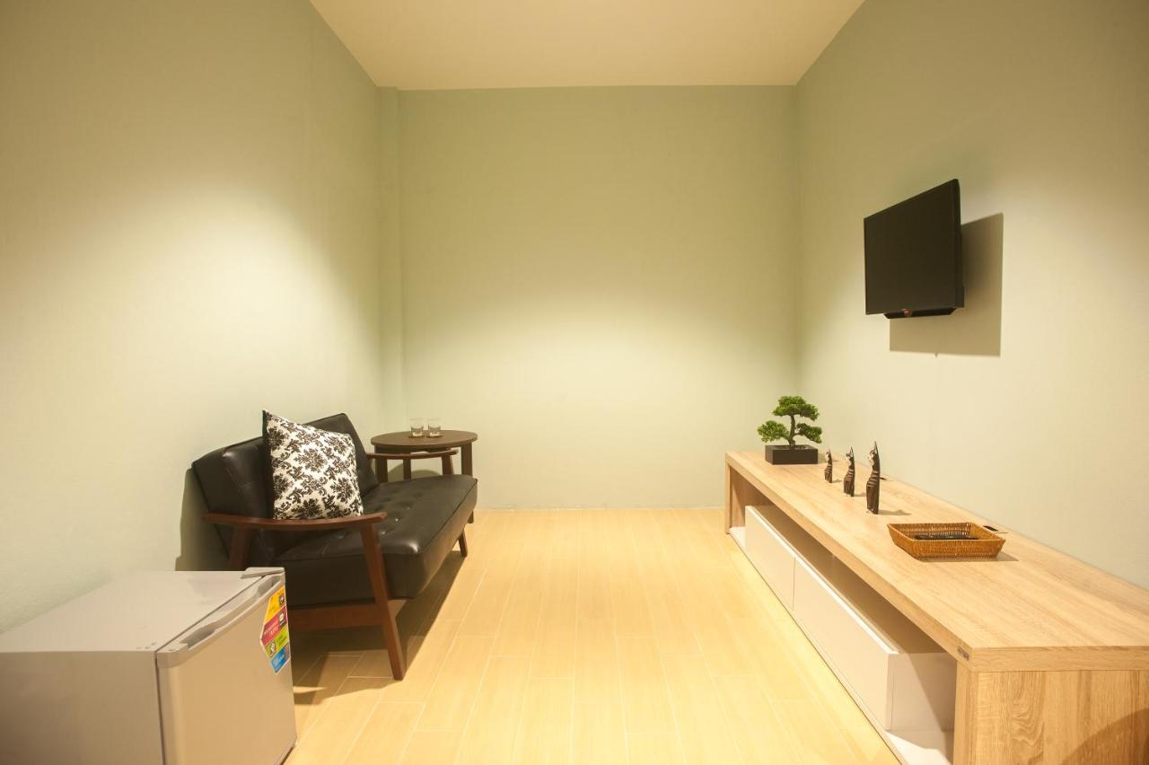 Baan Ploy In (Adults Only) Hostel Chiang Mai Bagian luar foto