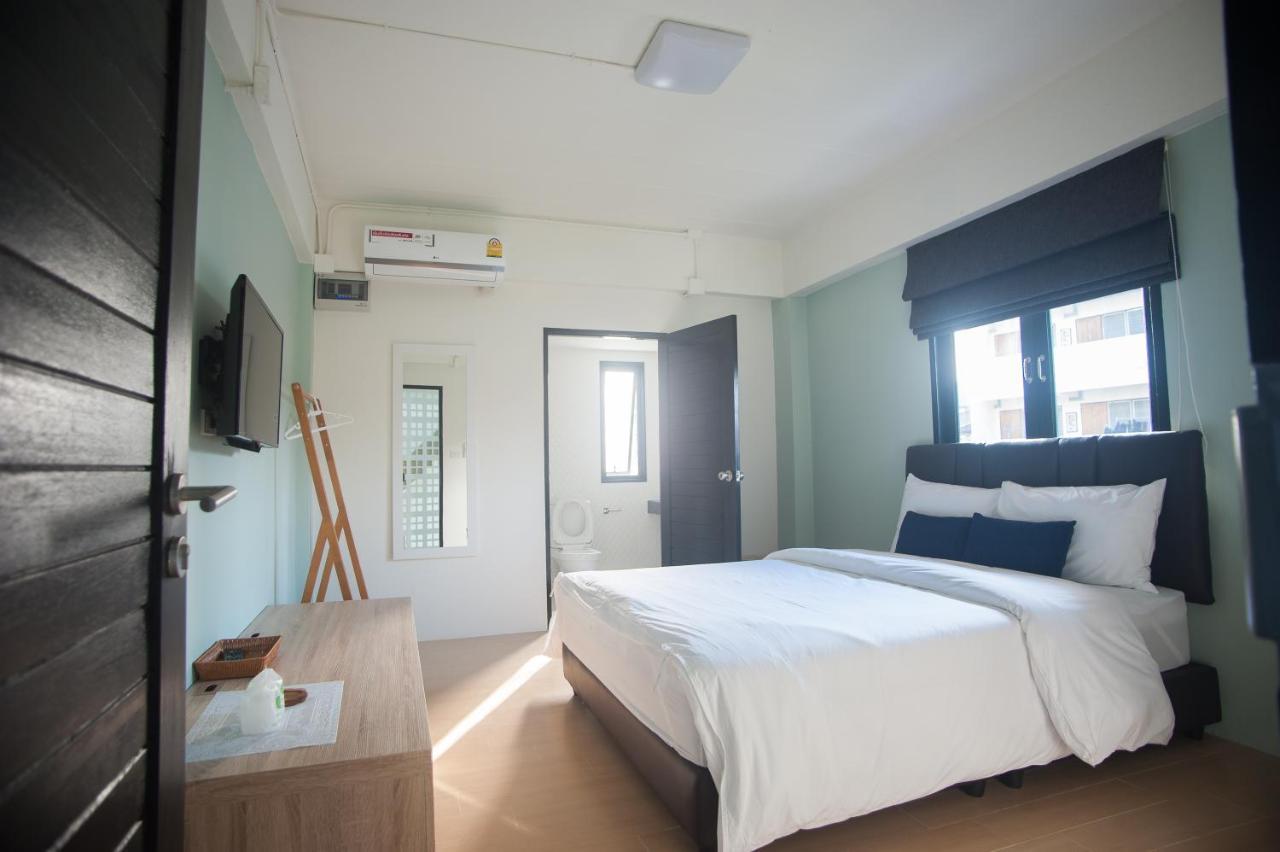 Baan Ploy In (Adults Only) Hostel Chiang Mai Bagian luar foto