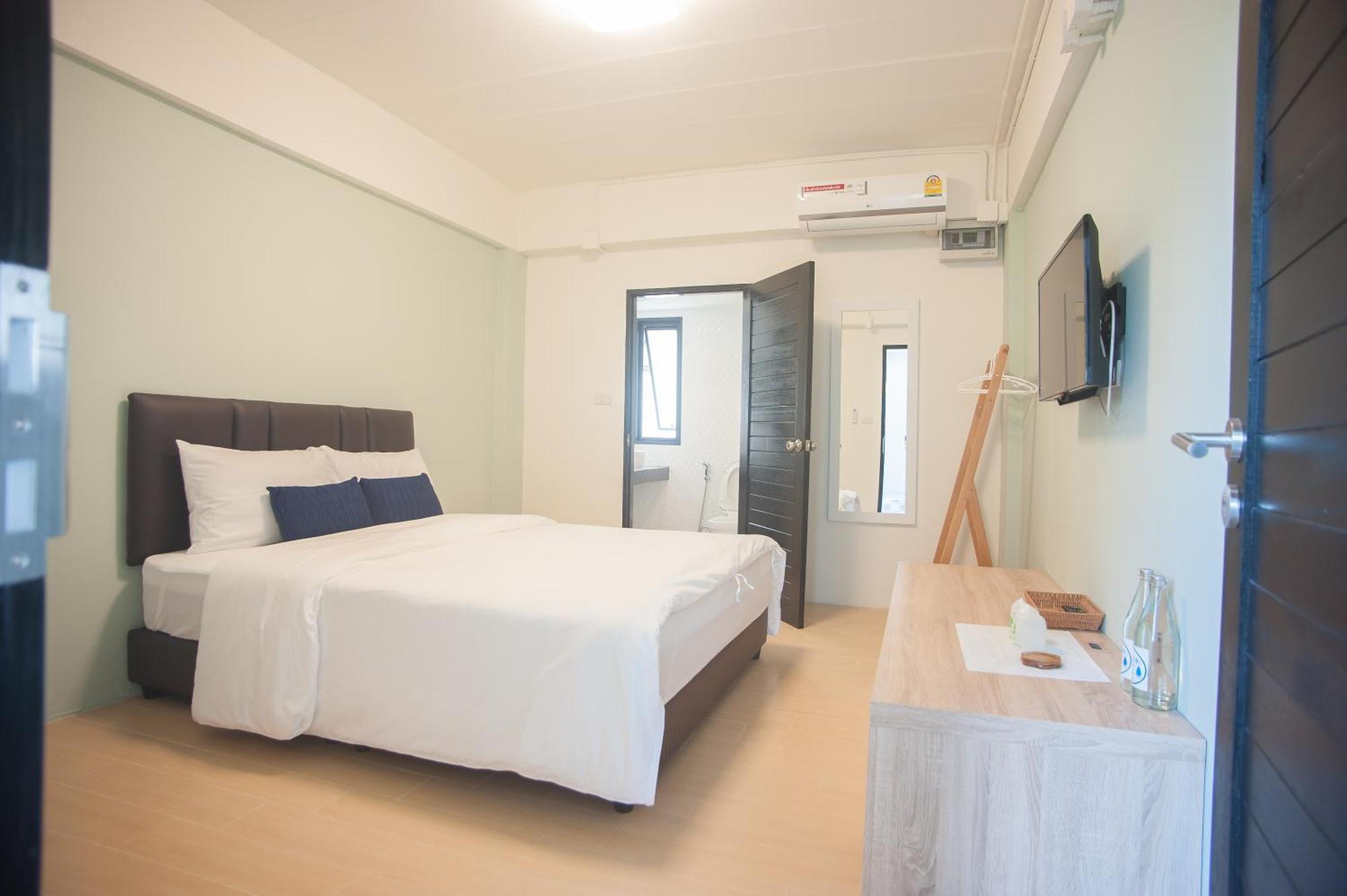 Baan Ploy In (Adults Only) Hostel Chiang Mai Bagian luar foto