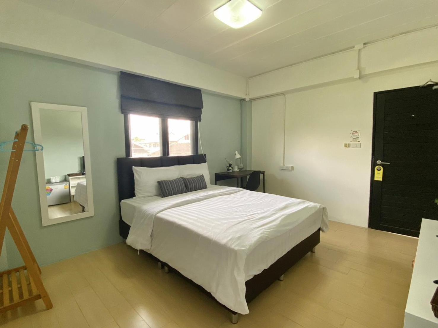 Baan Ploy In (Adults Only) Hostel Chiang Mai Bagian luar foto