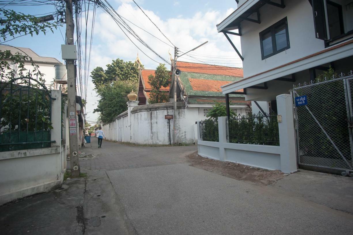 Baan Ploy In (Adults Only) Hostel Chiang Mai Bagian luar foto