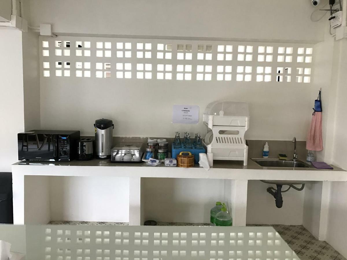 Baan Ploy In (Adults Only) Hostel Chiang Mai Bagian luar foto