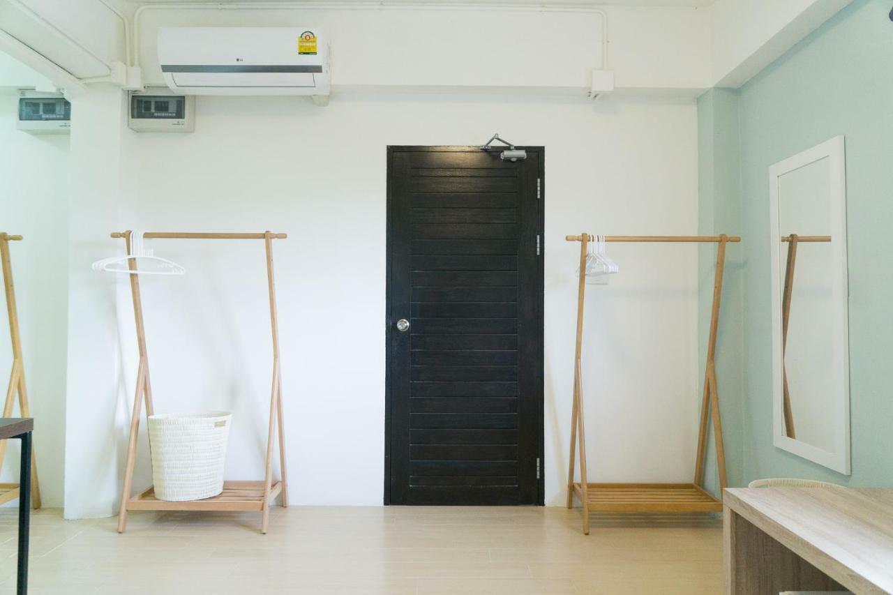 Baan Ploy In (Adults Only) Hostel Chiang Mai Bagian luar foto